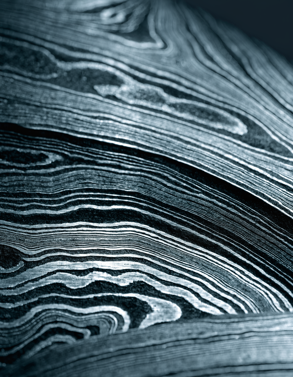 Macro du motif damas : les 67 couches d'acier révélées à l'acide