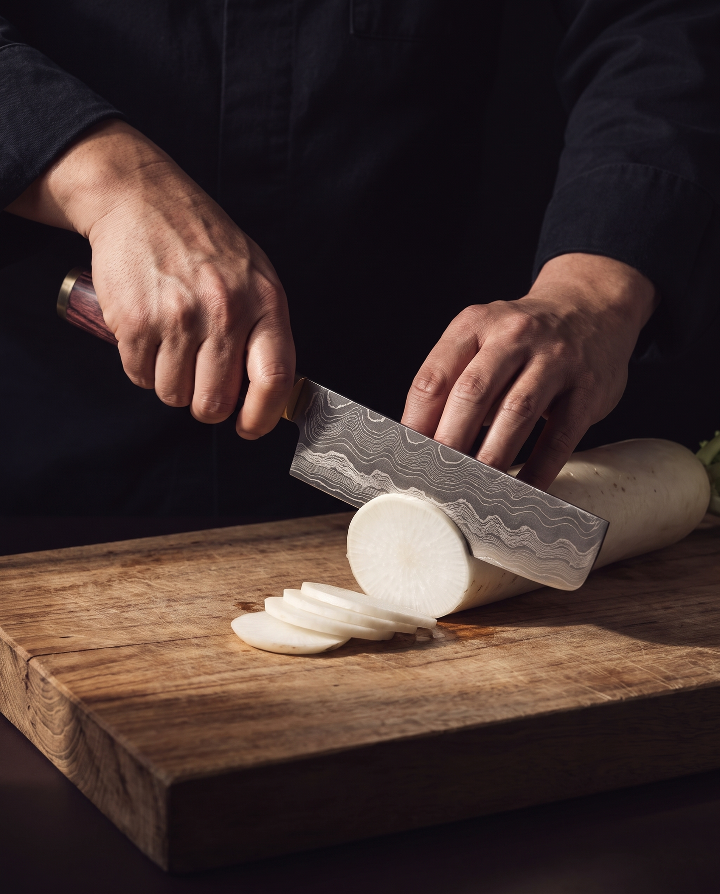 Le Nakiri 165 en usage, éminçage d'un radis daikon en rondelles