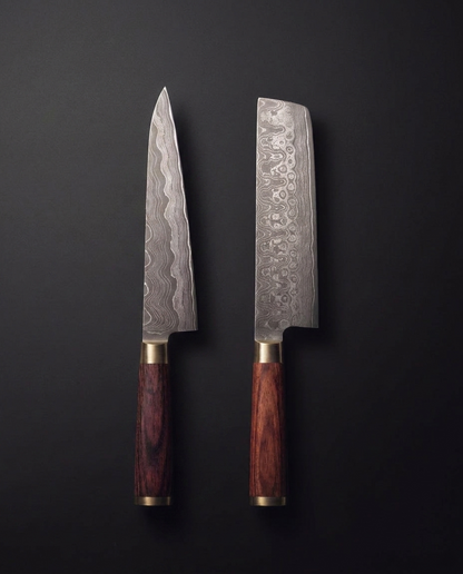 Coffret duo : le Gyuto 200 et le Nakiri 165 en damas forgé, manches en bois stabilisé et mitres laiton