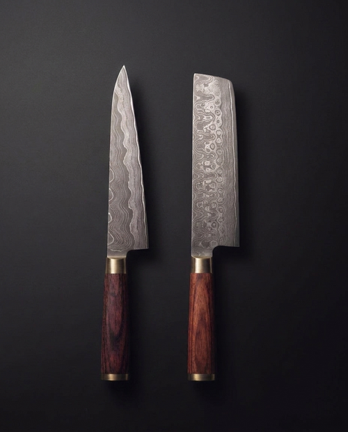 Coffret duo : le Gyuto 200 et le Nakiri 165 en damas forgé, manches en bois stabilisé et mitres laiton