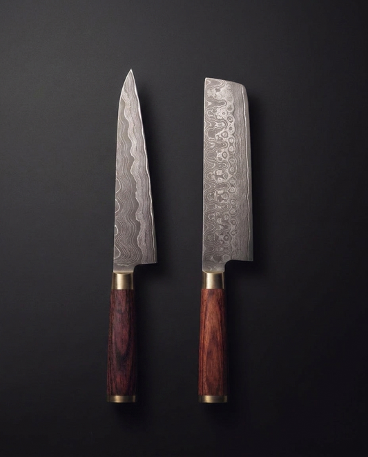 Coffret duo : le Gyuto 200 et le Nakiri 165 en damas forgé, manches en bois stabilisé et mitres laiton