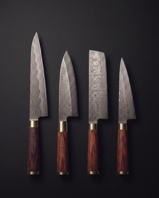 Coffret collection : le Gyuto 200, le Deba 165, le Nakiri 165 et le Honesuki 150 alignés, tous en damas forgé 67 couches