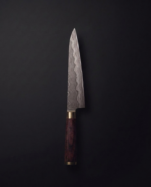 Gyuto 200 en damas forgé 67 couches, manche en bois stabilisé et mitre laiton