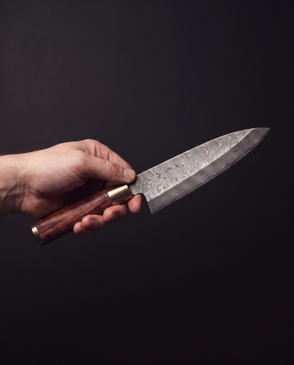 Le Deba 165 tenu en main, la lame de 165 mm donne l'échelle