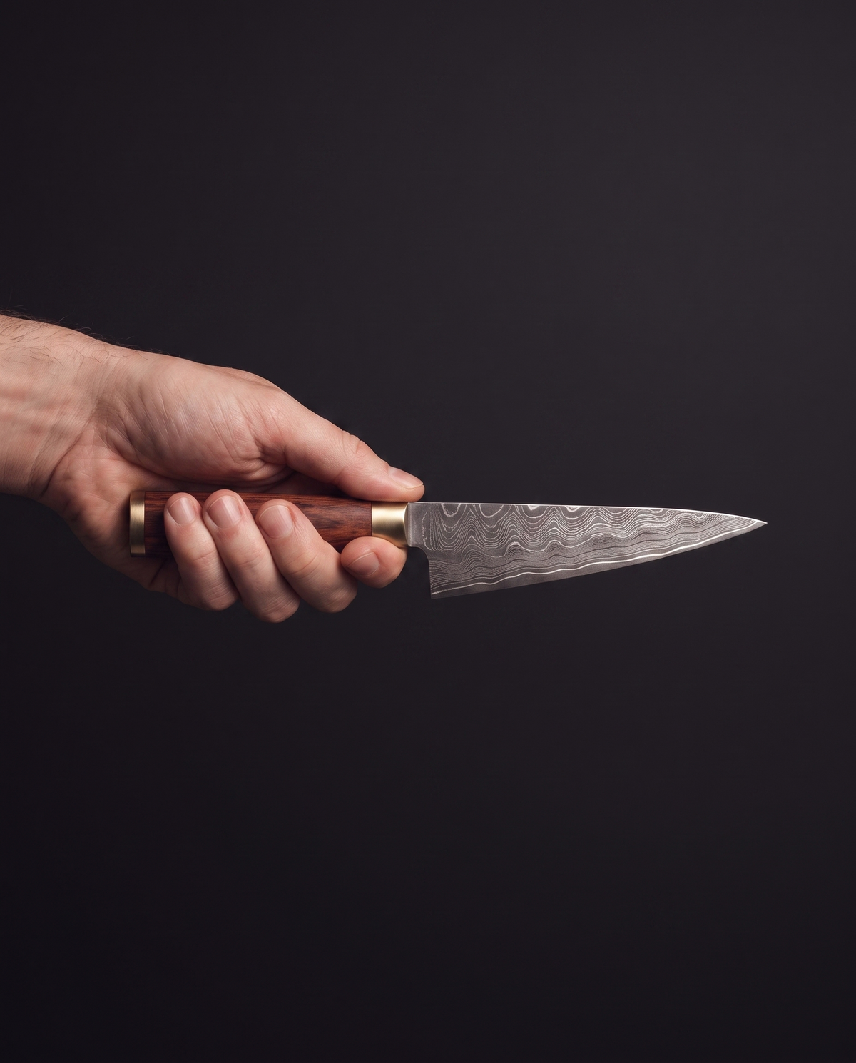 Le Honesuki 150 tenu en main, sa lame triangulaire courte donne l'échelle