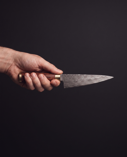 Le Honesuki 150 tenu en main, sa lame triangulaire courte donne l'échelle