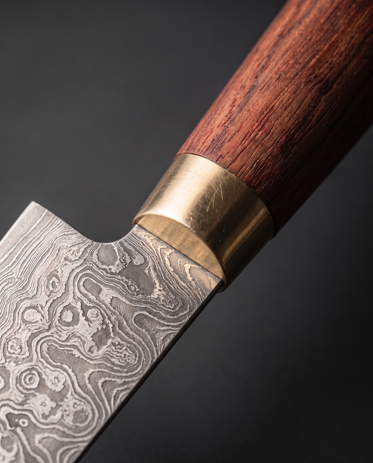Manche en bois stabilisé et mitre laiton du Nakiri 165, à la jonction avec la lame droite