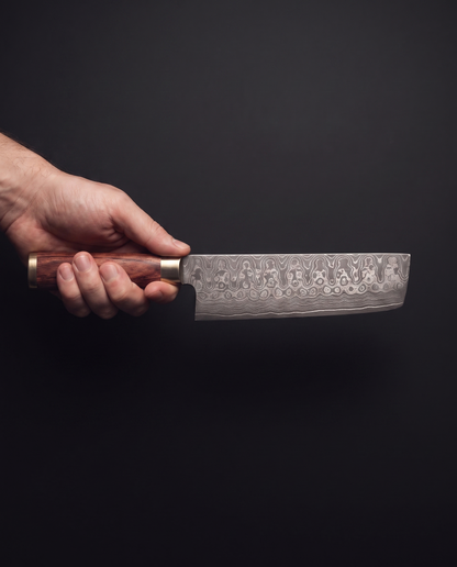 Le Nakiri 165 tenu en main, la hauteur de lame apparaît face aux doigts