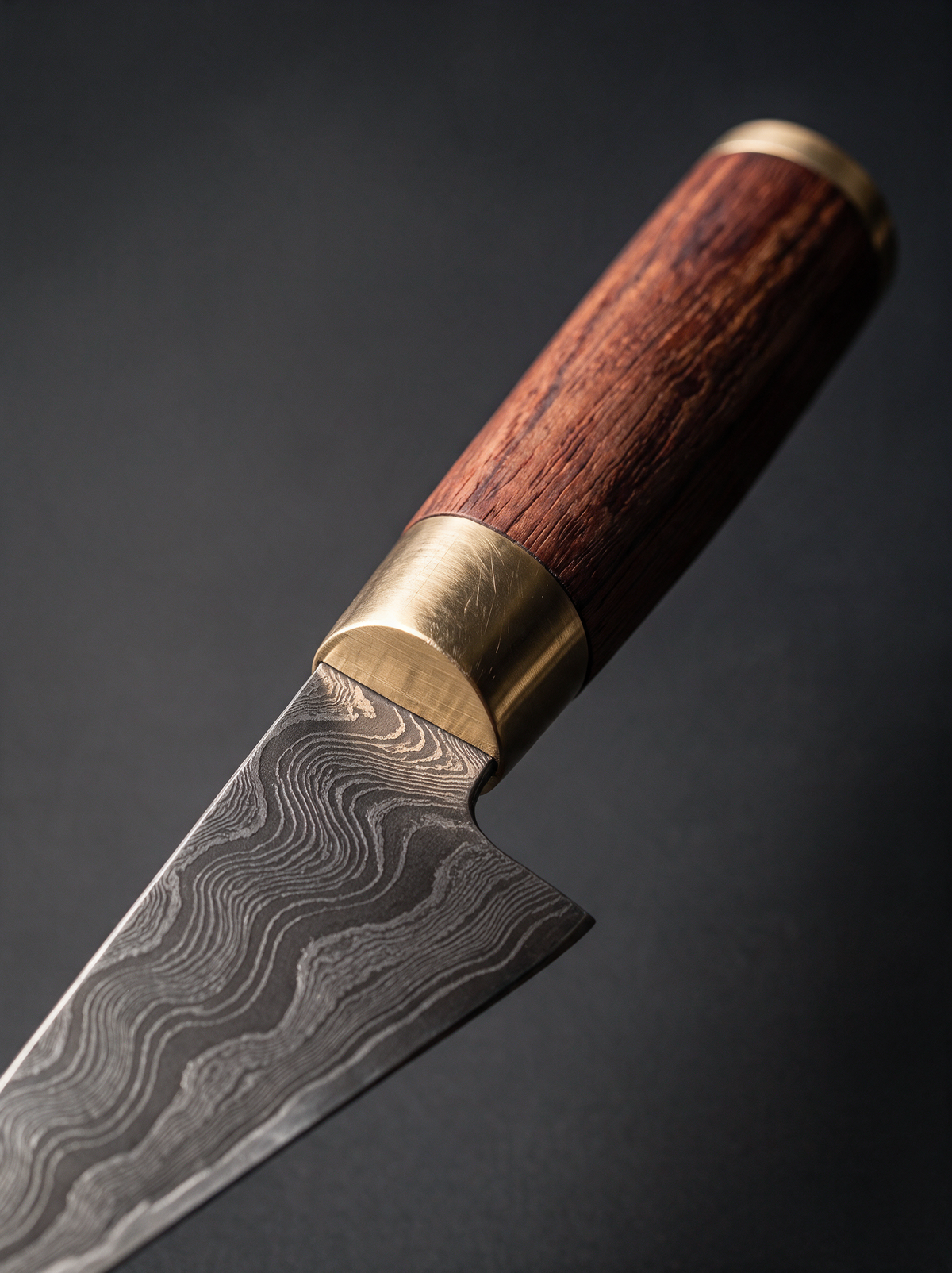 Manche en bois stabilisé et mitre laiton du Honesuki 150, au talon de la lame triangulaire